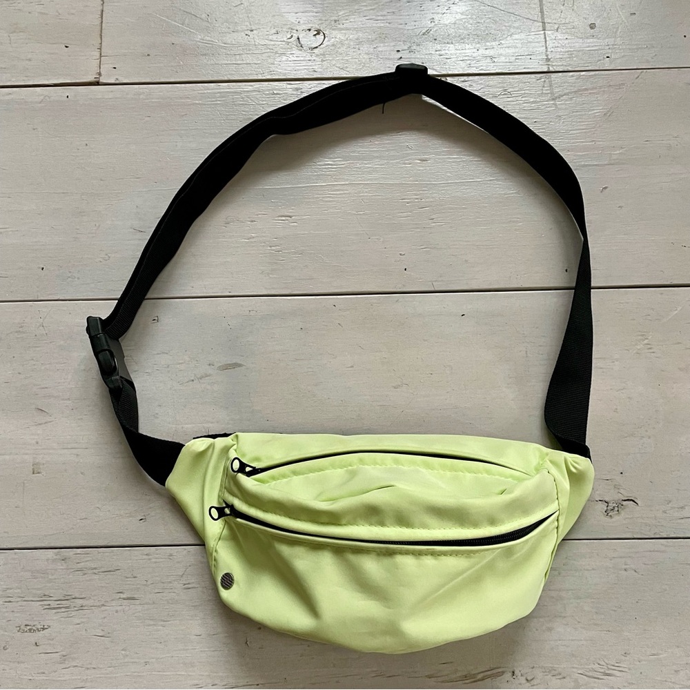 Z by Zella Light Green Belt Bag Fanny Pack Zipped Compartments Adjustable Strap